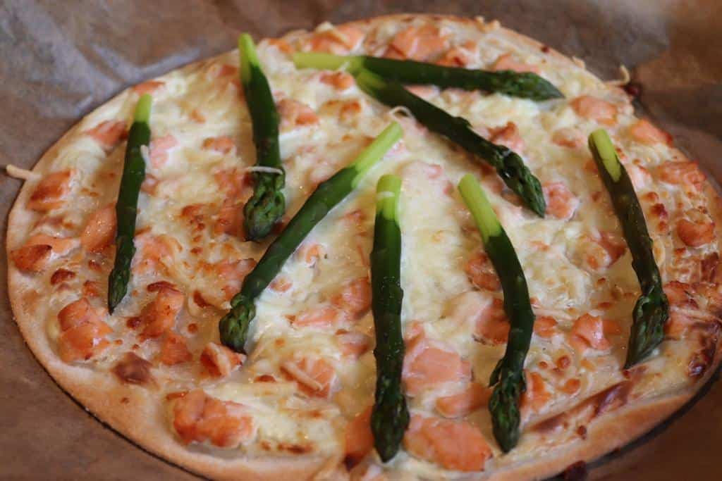 Spargel-Lachs-Flammkuchen auf einem Backblech