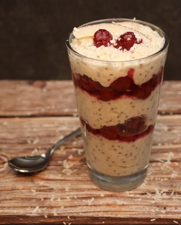 Kokos-Kirsch-Overnight-Oats im Glas mit Kokosraspeln