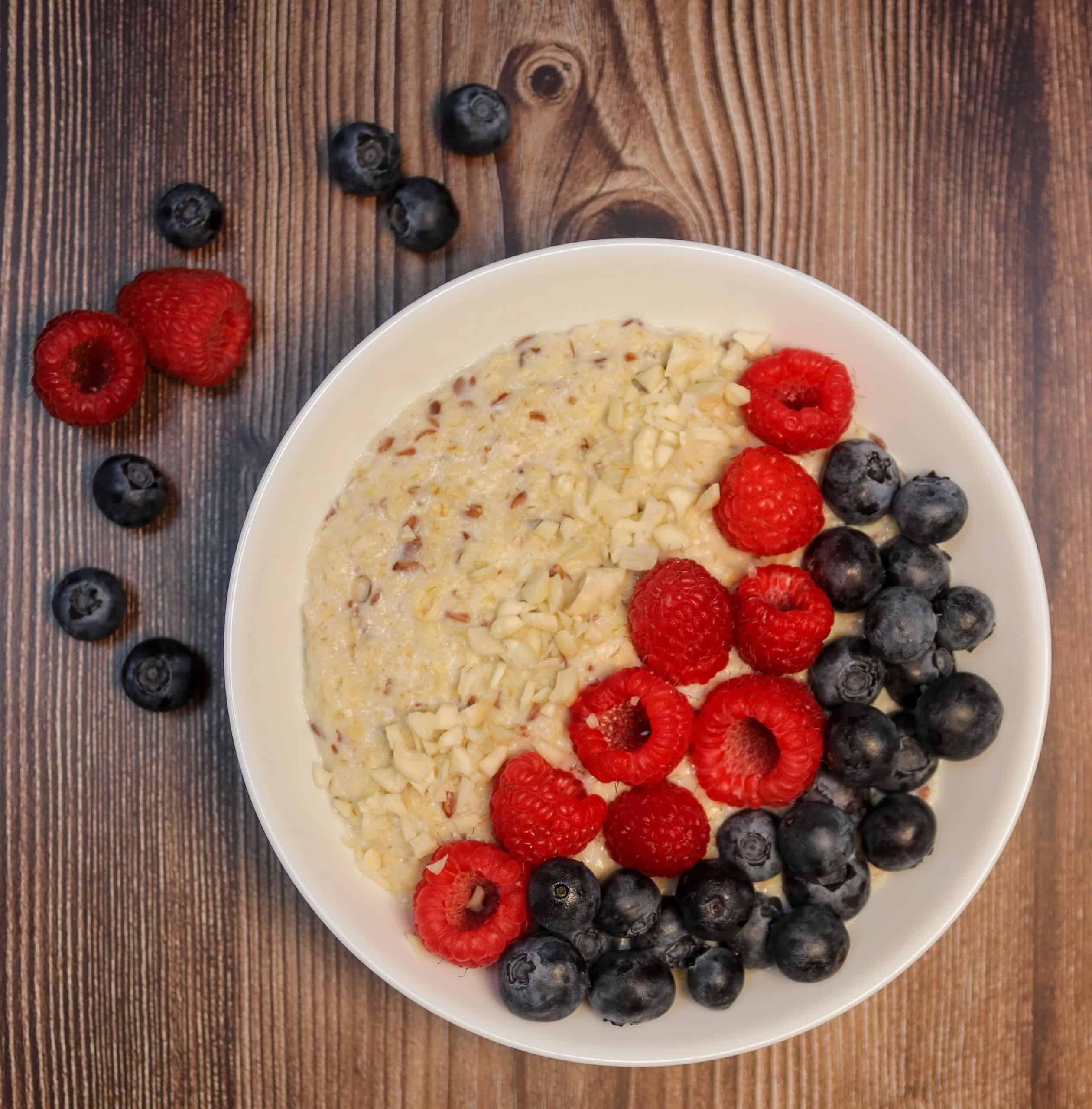 Porridge mit frischen Beeren und Mandeln