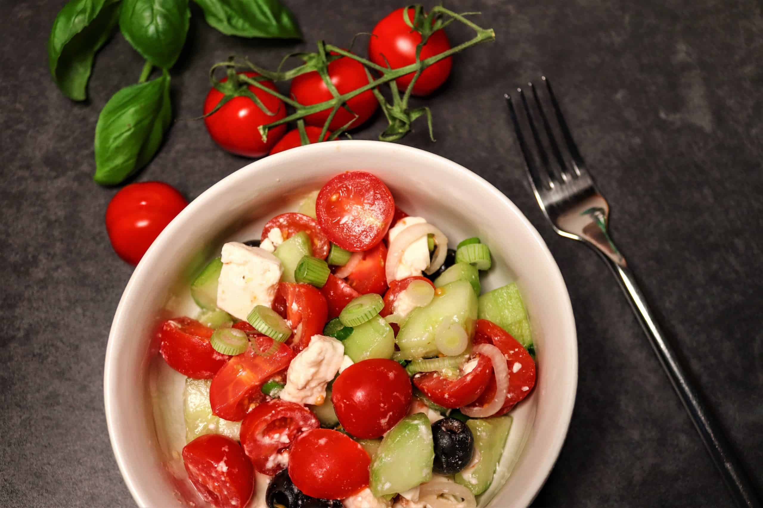 Griechischer Bauernsalat mit Tomaten, Feta, Oliven in einer Schüssel