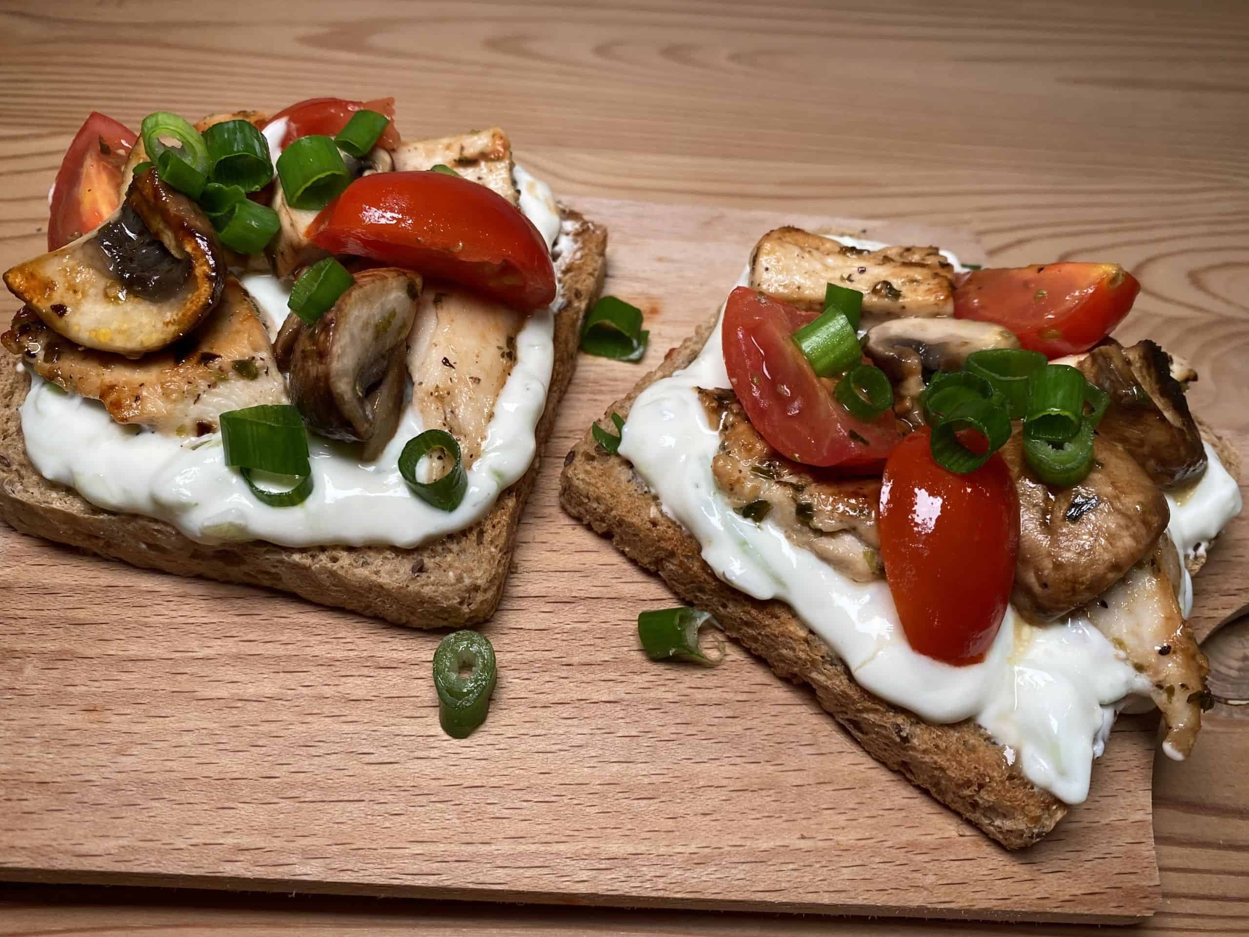 Zwei leckere Gyros-Toasts auf einem Holzbrett