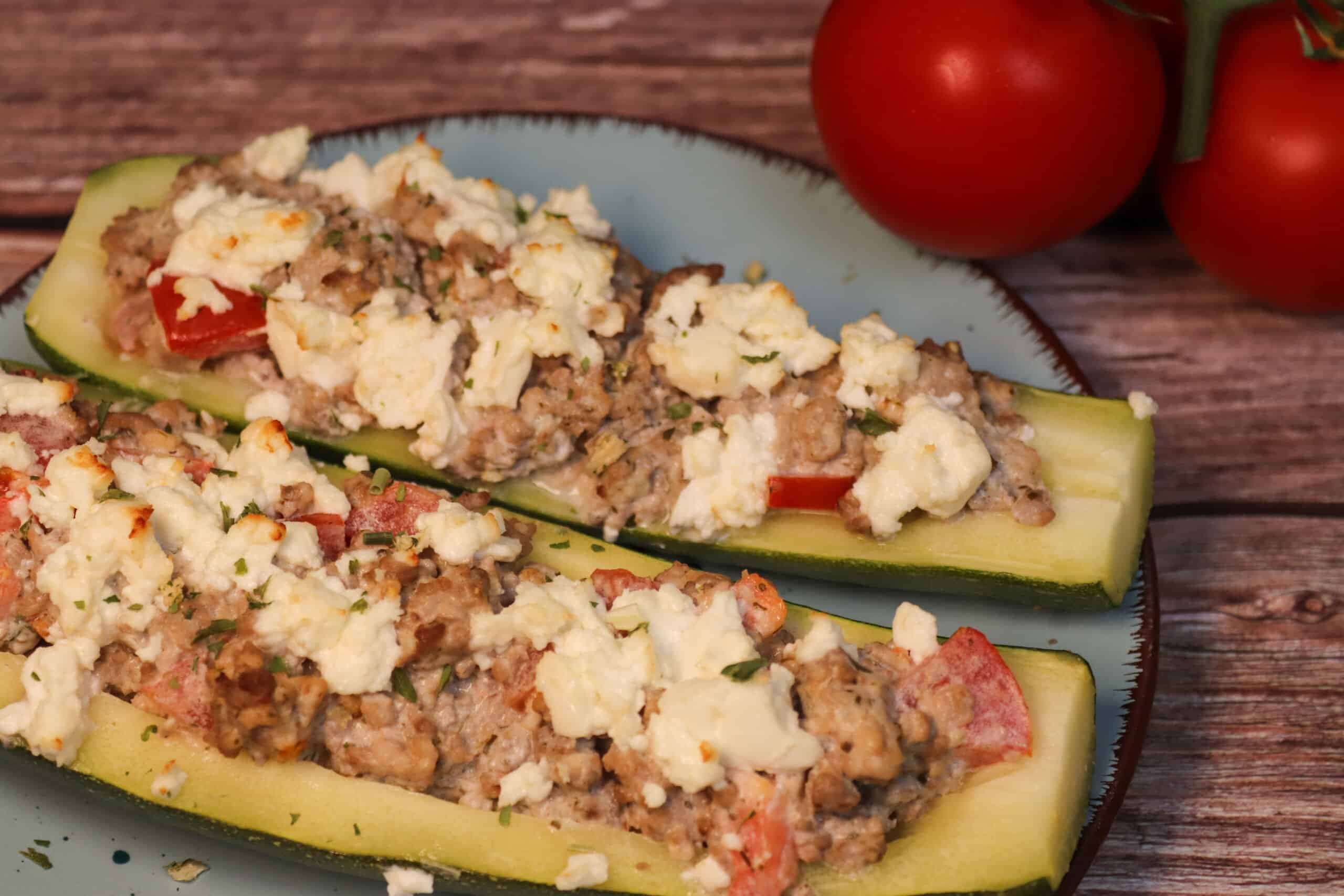 Gefüllte Zucchini mit Hackfleisch und Tomaten