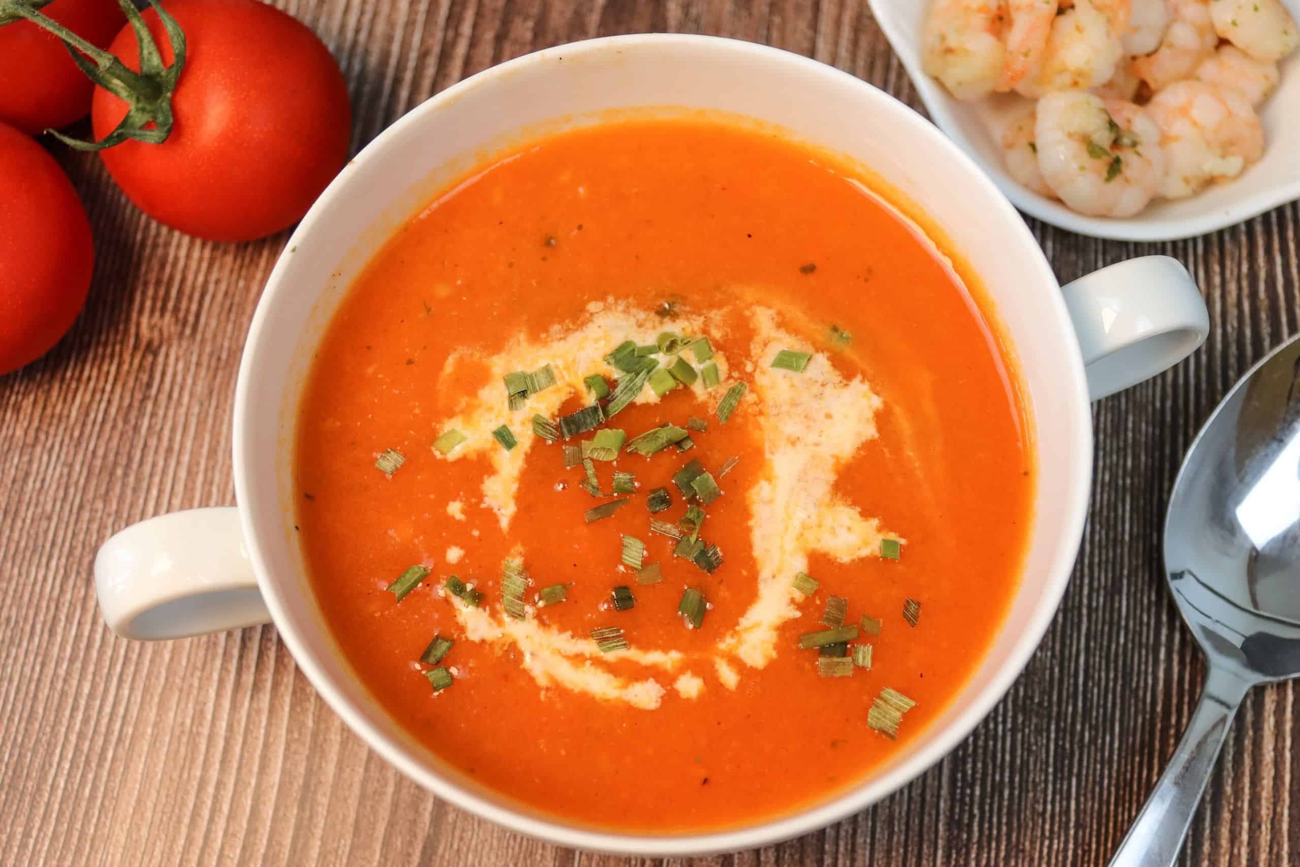 Leckere frische Tomatensuppe mit etwas Sahne, Kräutern und Krabben