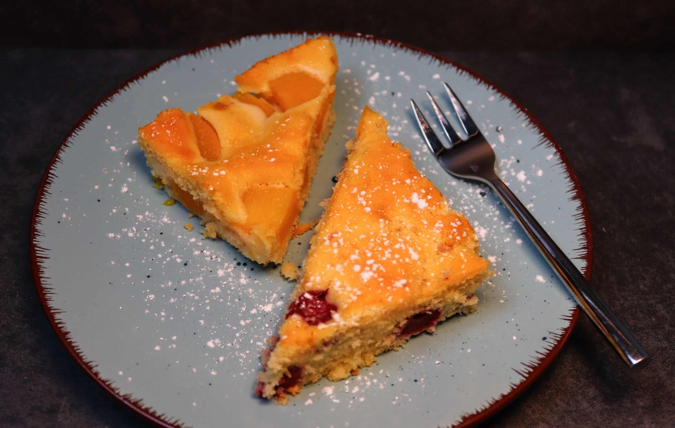 Zwei leckere Stücke Obst-Dinkel-Kuchen auf einem Teller.