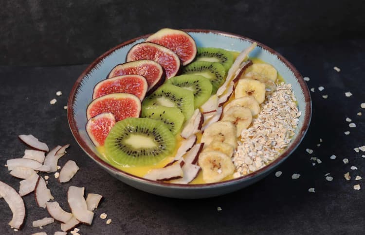 Tropical-Bowl mit Feige, Kiwi, Bananen und Kokos