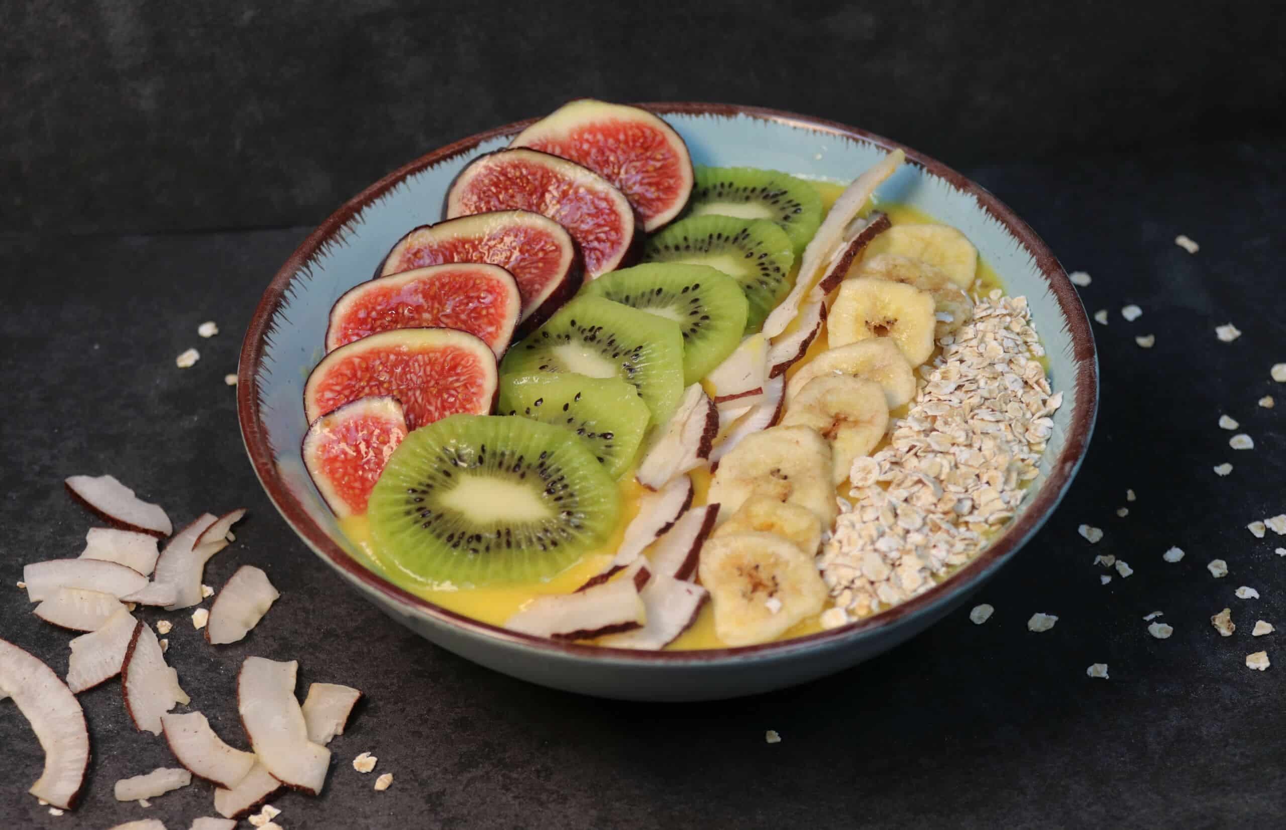 Tropical-Smoothie-Bowl mit Feige, Kiwi und Banane