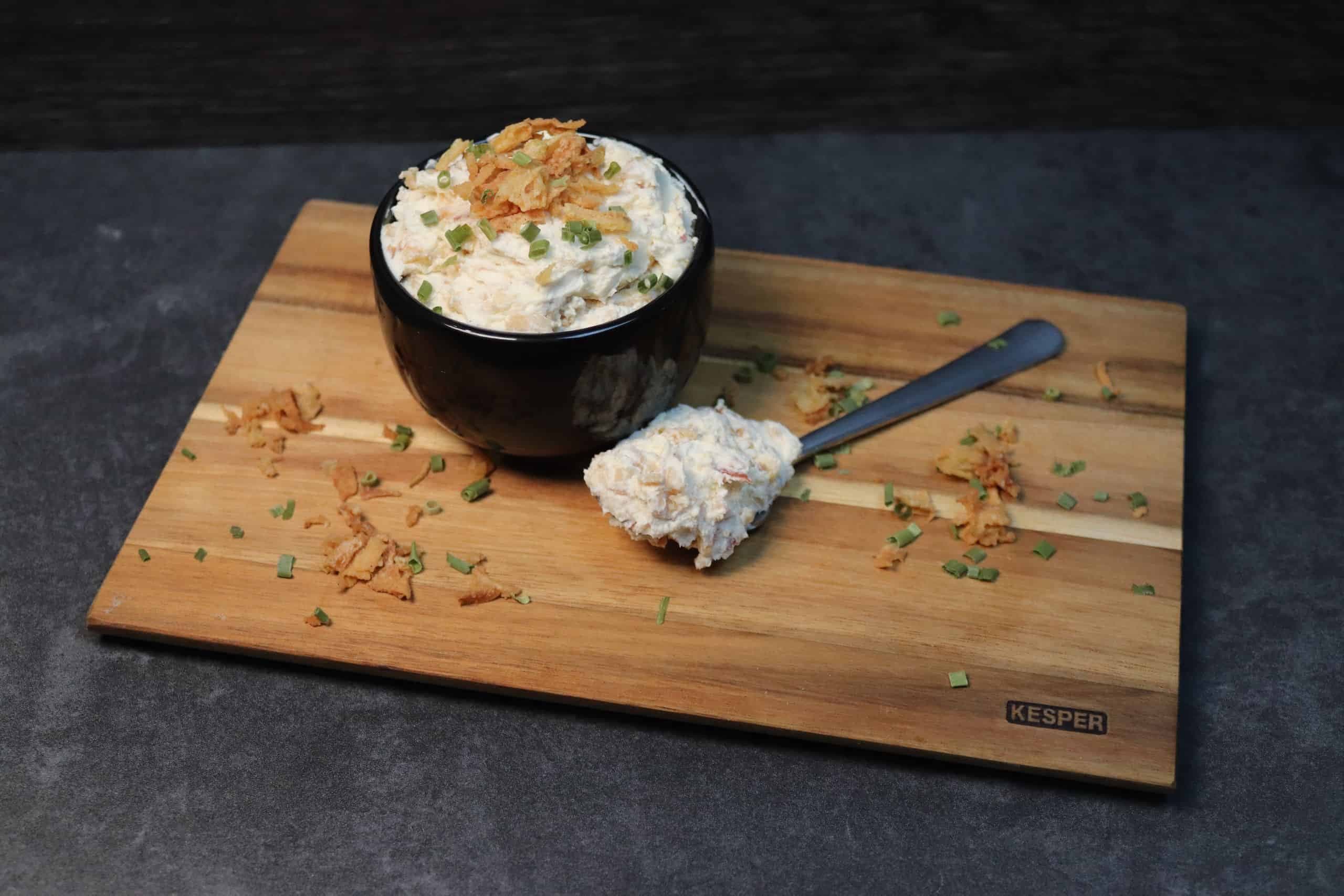 Herzhafter Zwiebel-Speck-Dip in einem Schüsselchen.