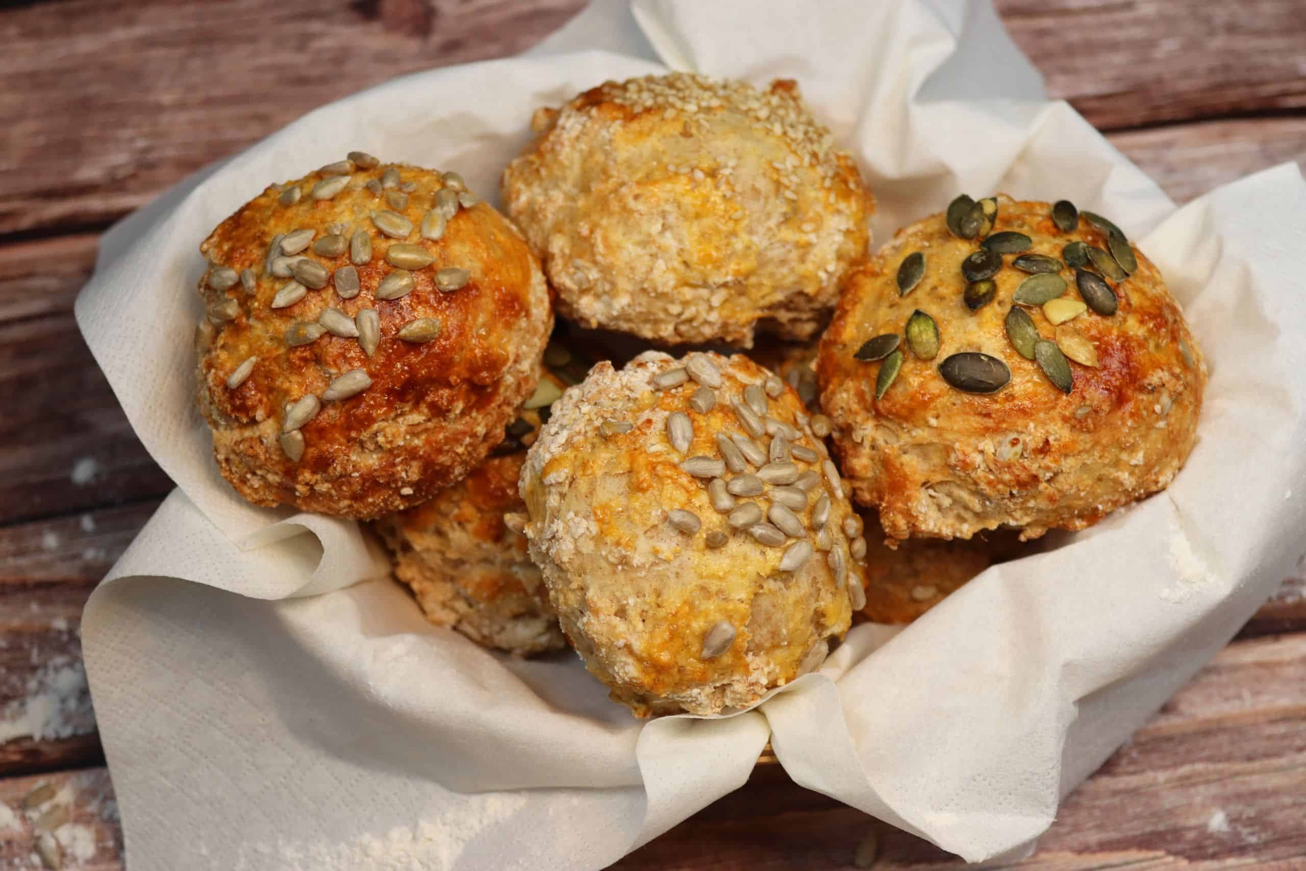 Vollkornbrötchen mit verschiedenen Samen in einem Brötchenkorb