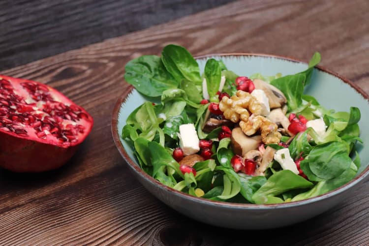 Feldsalat mit Granatapfel in einem Teller