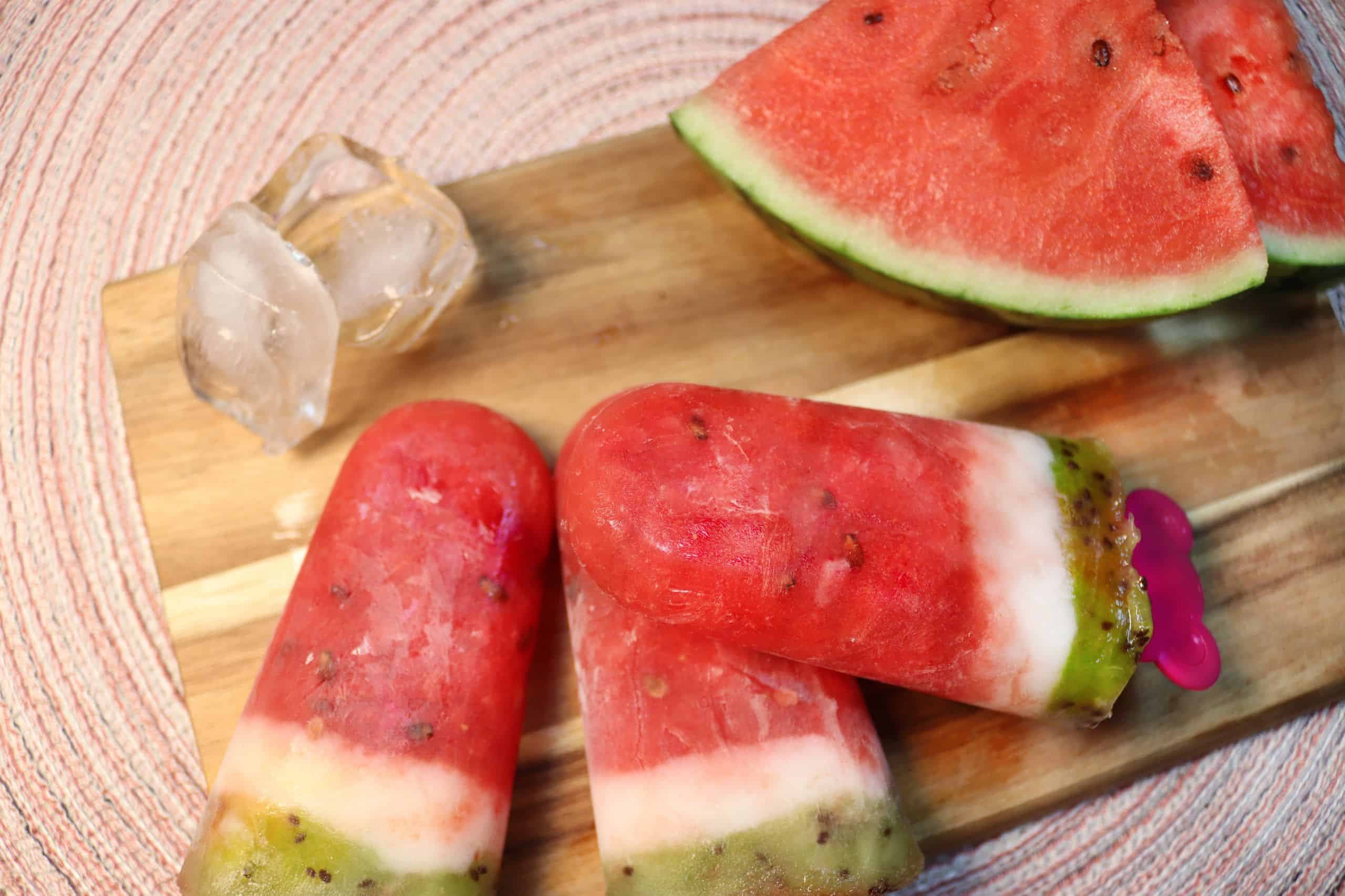 Leckeres Wassermelonen-Eis, das genau aussieht wie eine echte Melone auf einem Brettchen