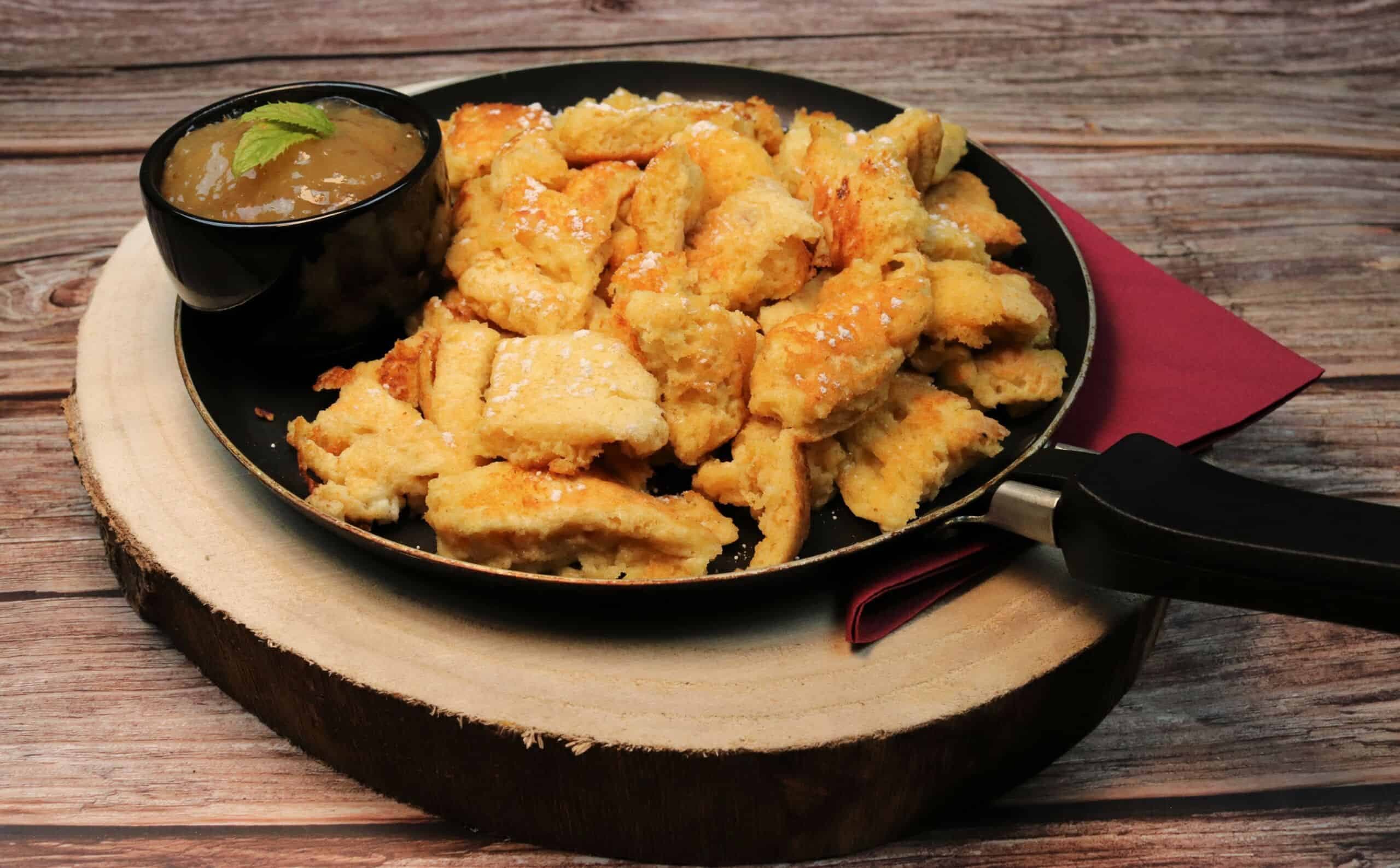 Leckerer fluffiger Kaiserschmarrn in einem Pfännchen.