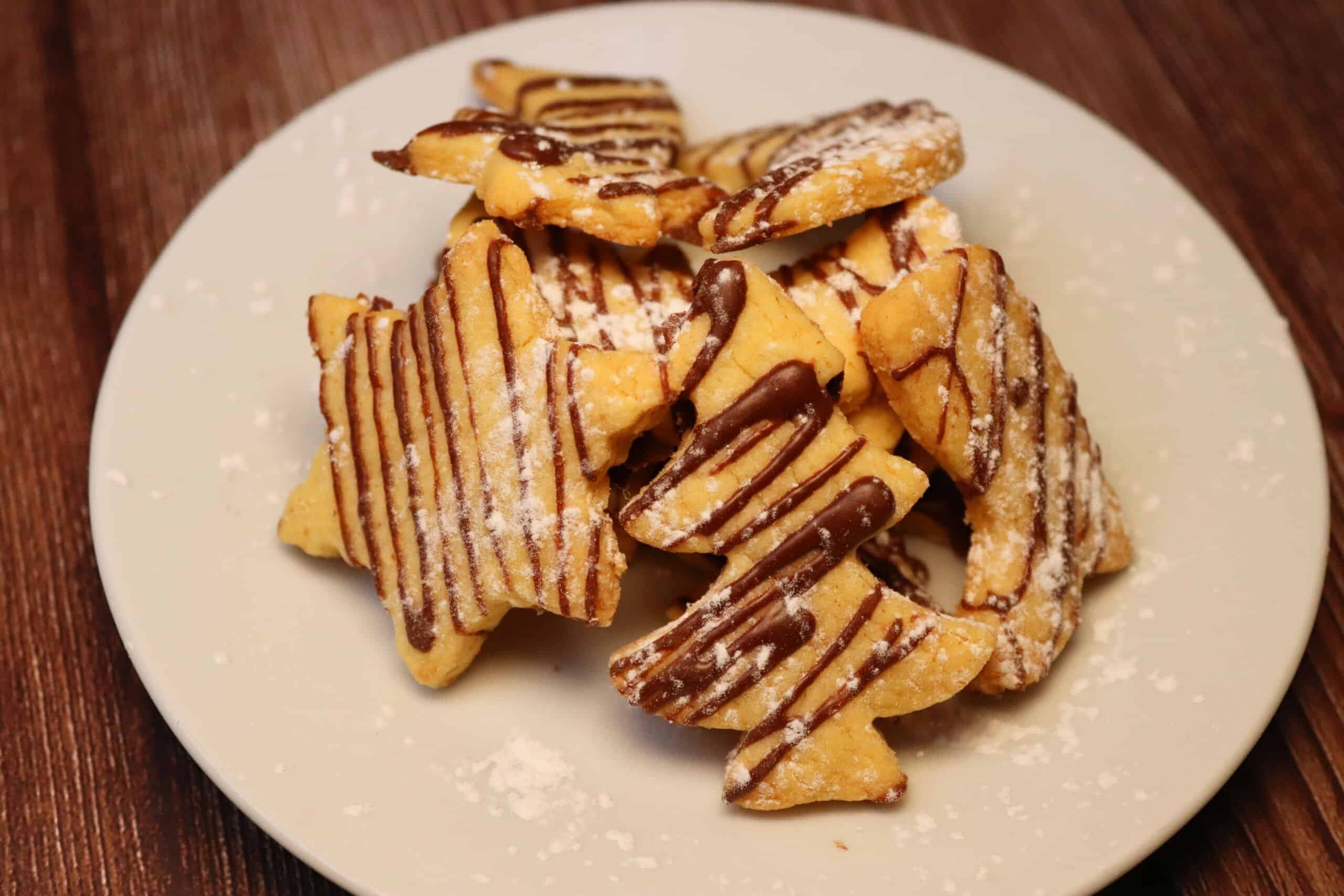 Leckere Butterplätzchen mit etwas Schokoladenüberzug auf einem Teller