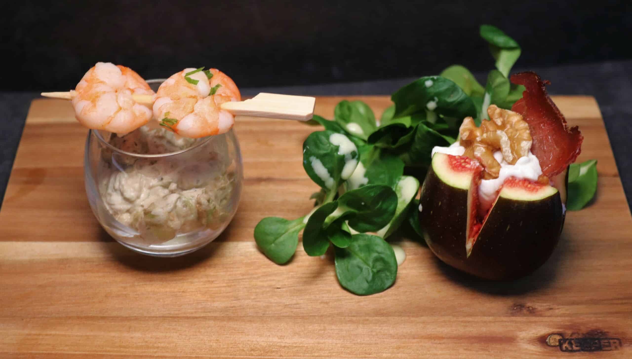 Weihnachtliche Vorspeise mit Feldsalat, Avocado-Creme, Krabbenspieß und gefüllter Feige