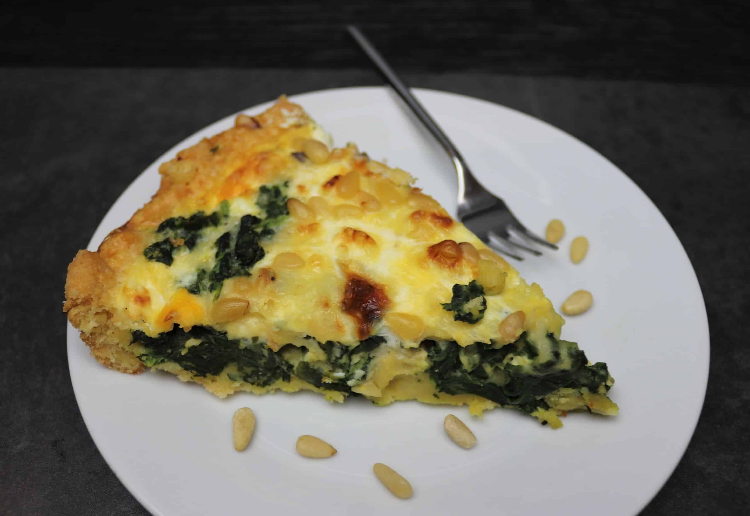 Spinat-Quiche mit Feta und Pinienkernen auf einem Telller