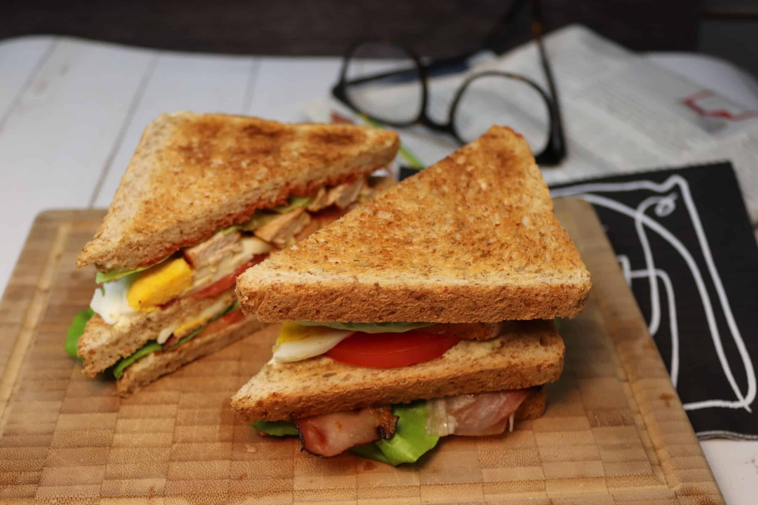 New York Clubsandwich auf einem Brett mit Zeitung