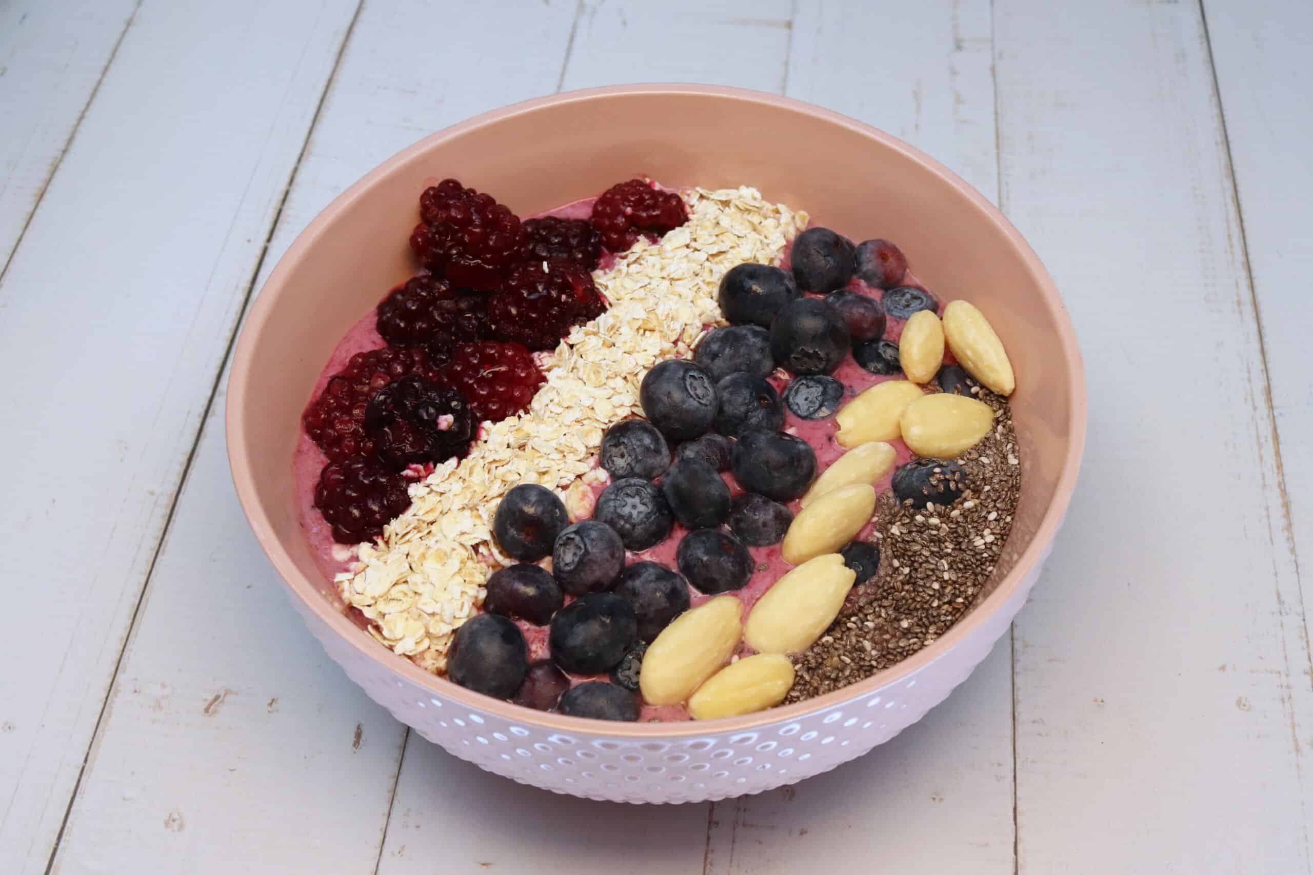 Brombeer-Jogurt-Bowl mit Toppings in einer Bowl-Schüssel