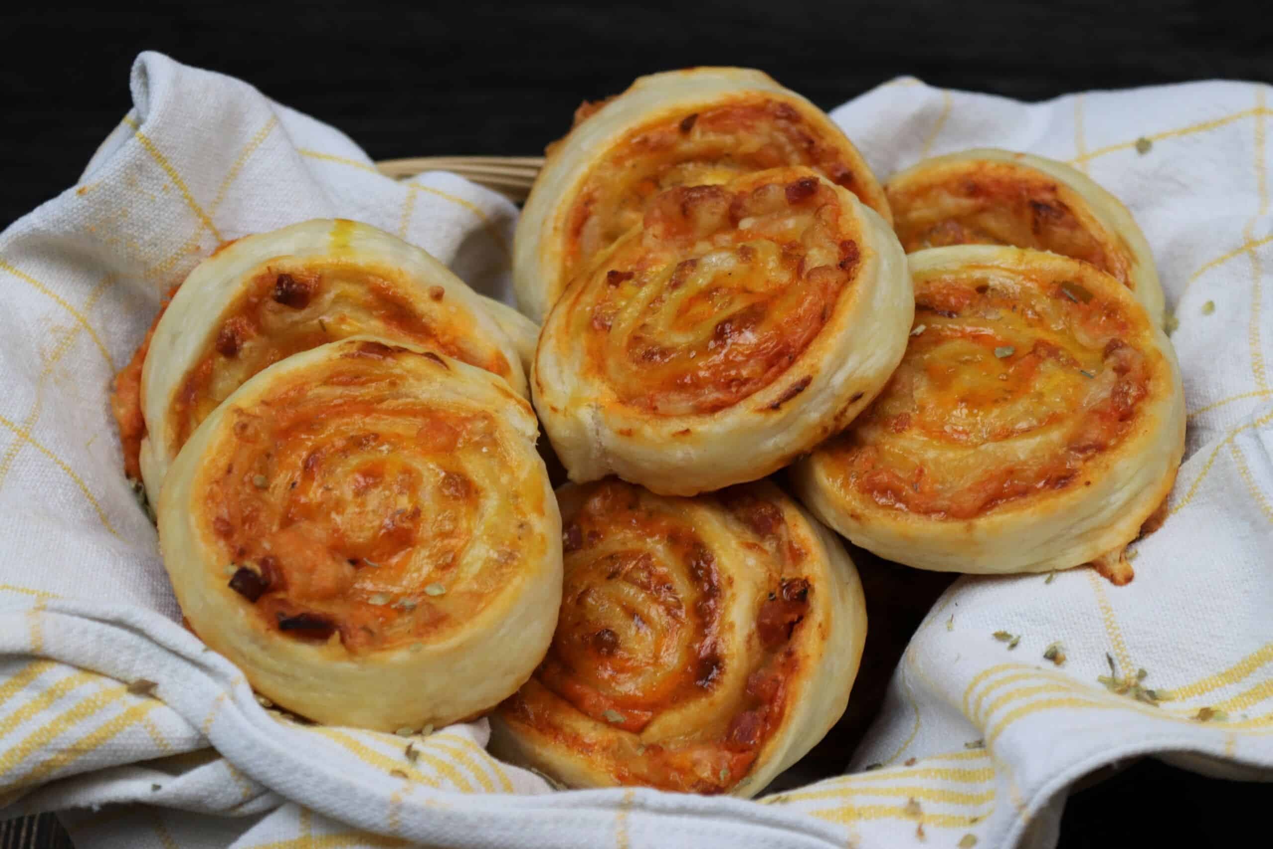 Pizzaschnecken in einem Korb mit Kräuter