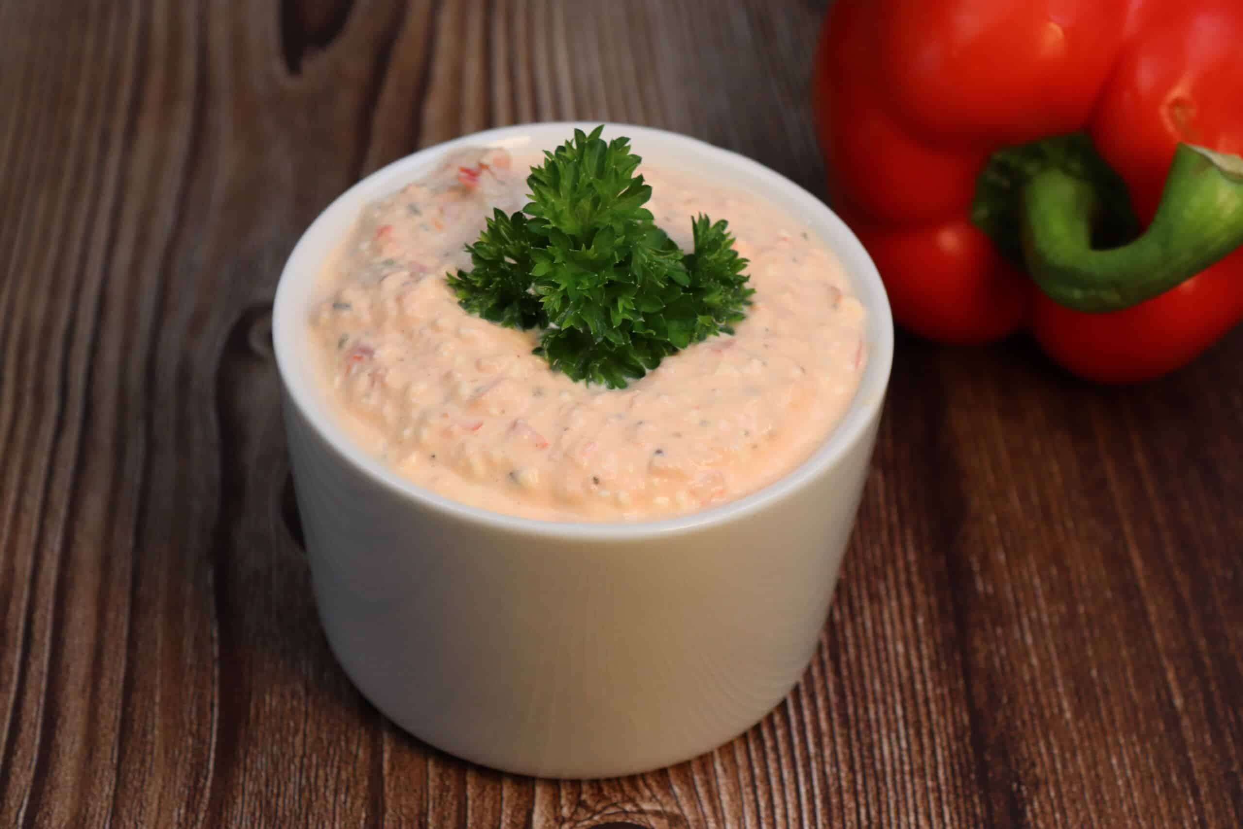 Paprika-Feta-Dip in einer Schüssel und einer Paprika