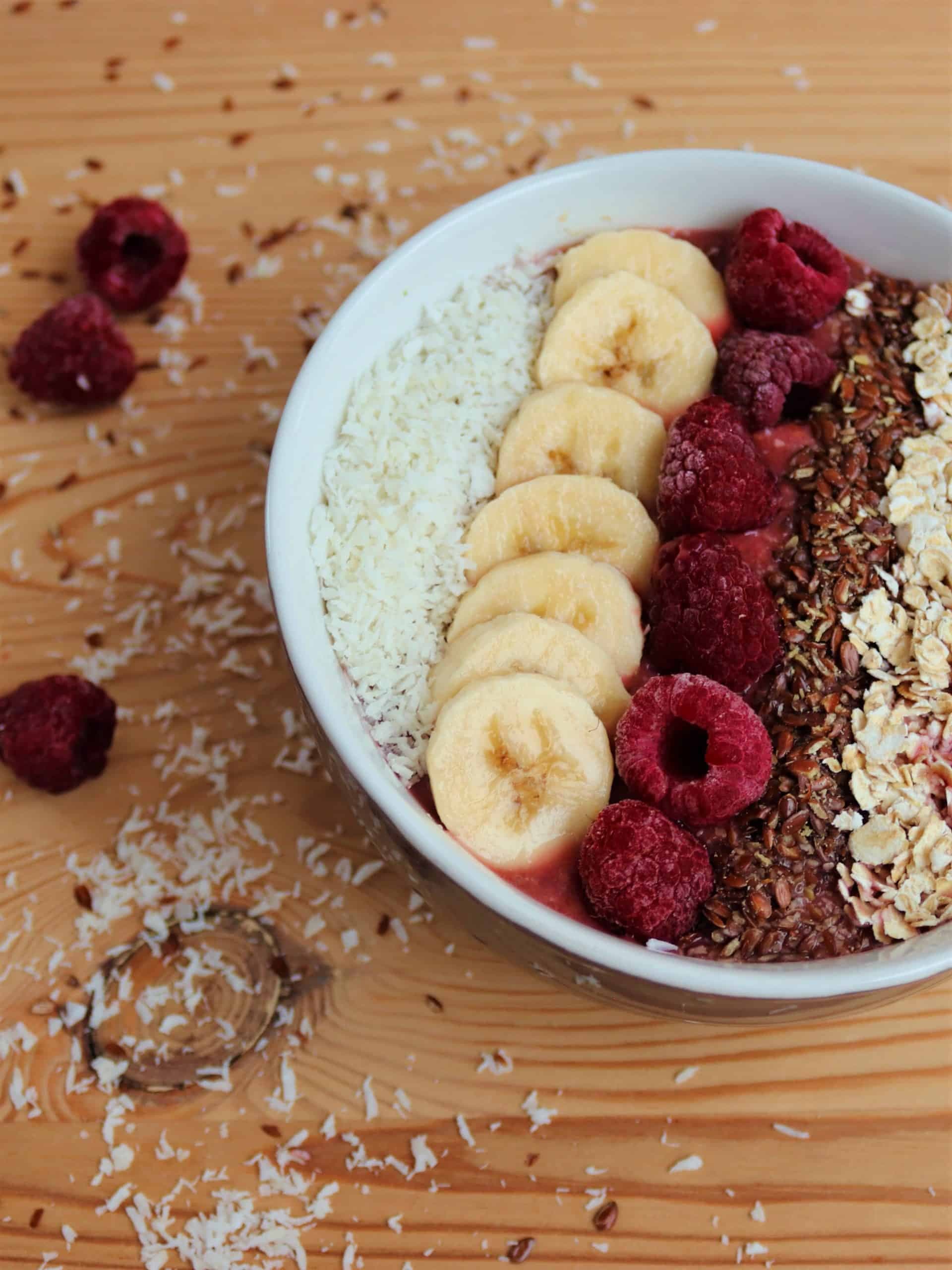 Himbeer-Smoothie-Bowl mit Bananen, Kokosflocken in einer Schüssel