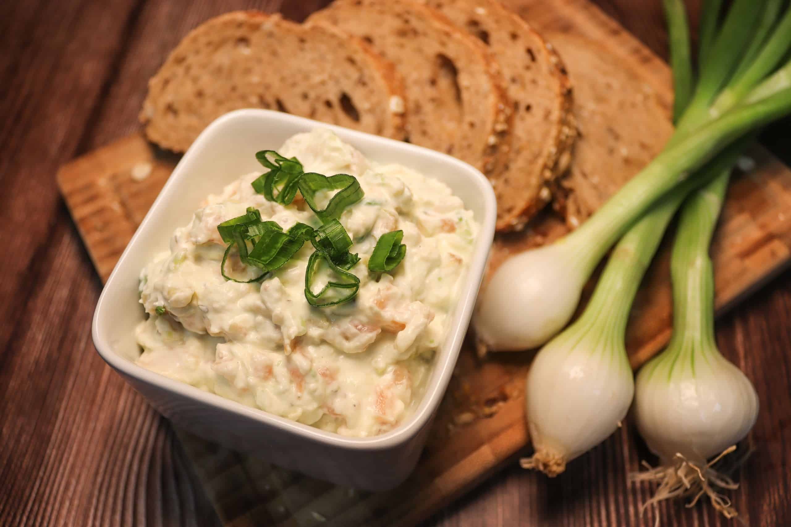 Leckere Lachscreme mit Lauchzwiebeln und etwas Körnerbrot dazu