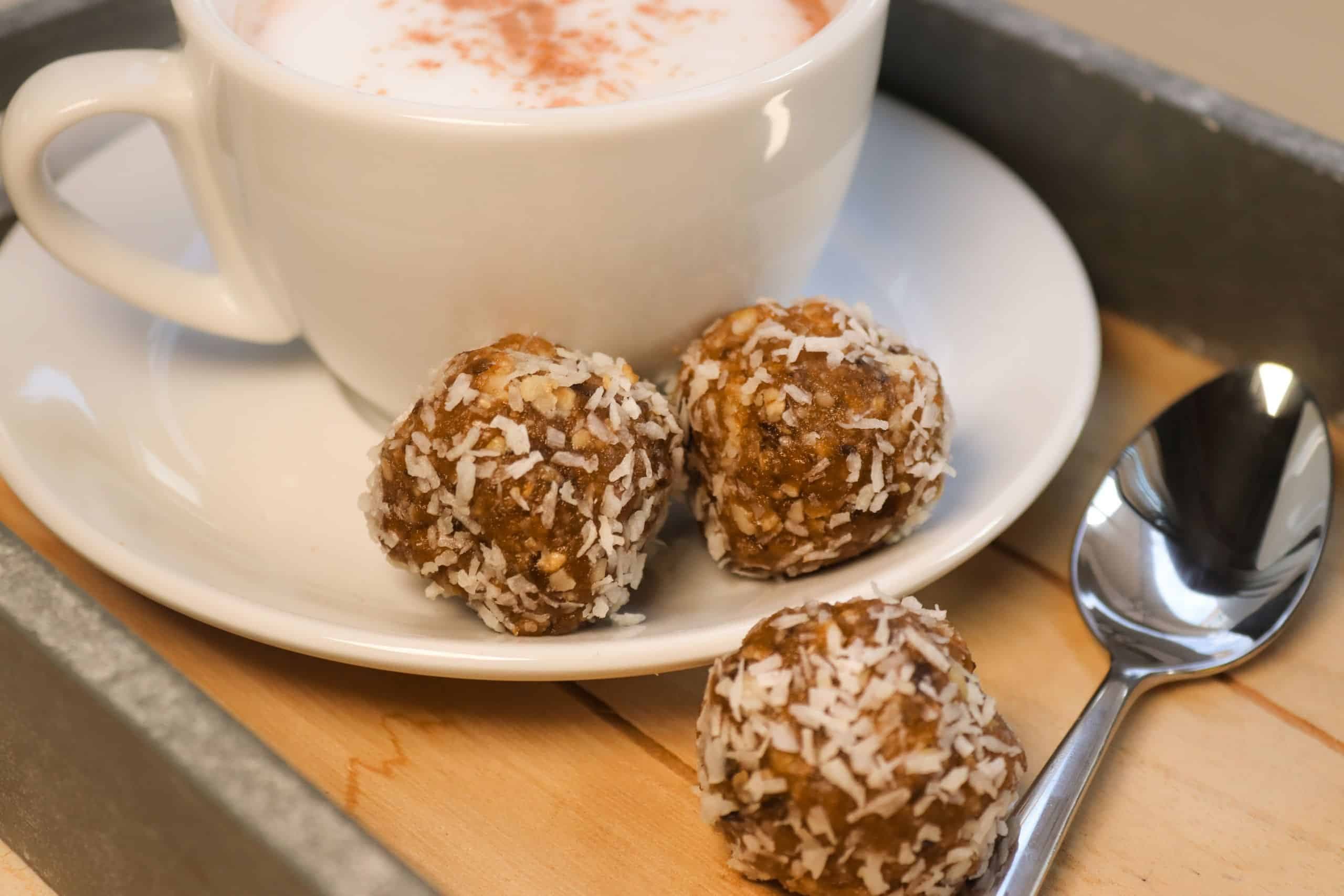 Müsli-Energy-Balls mit einer Tasse Kakao oder Kaffee