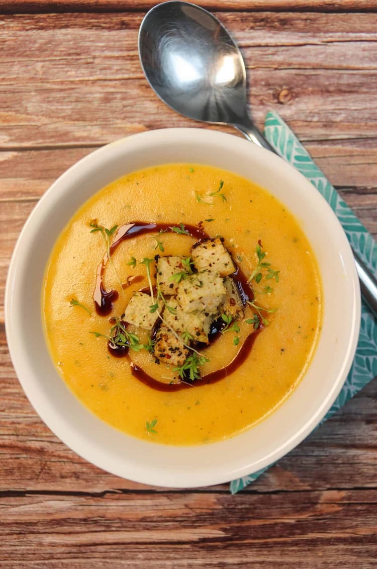 Kartoffelsuppe mit Brotcroutons mit Balsamico in einer Schüssel