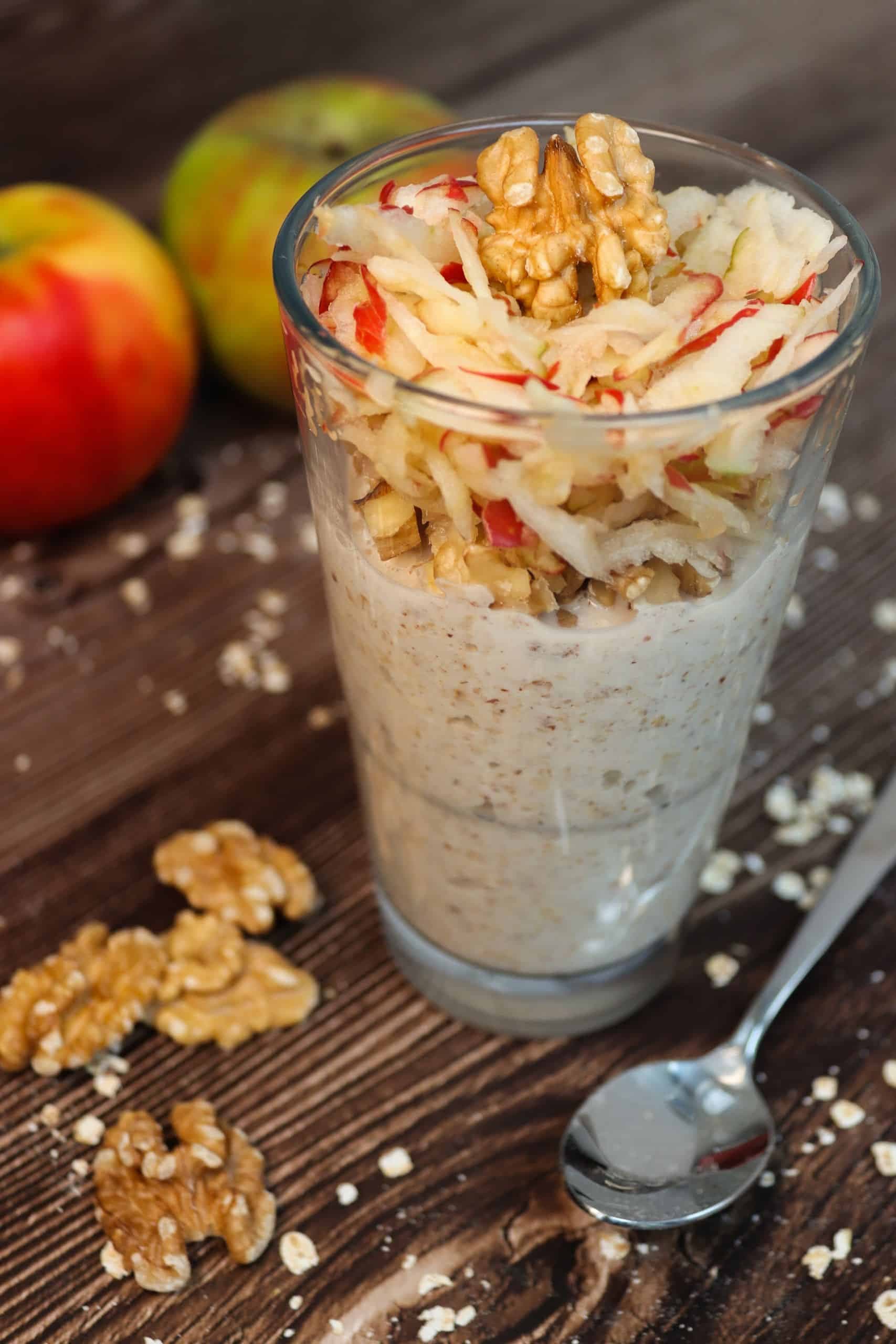 Leckeres Bircher-Müsli in einem Glas mit Walnüssen und Äpfel