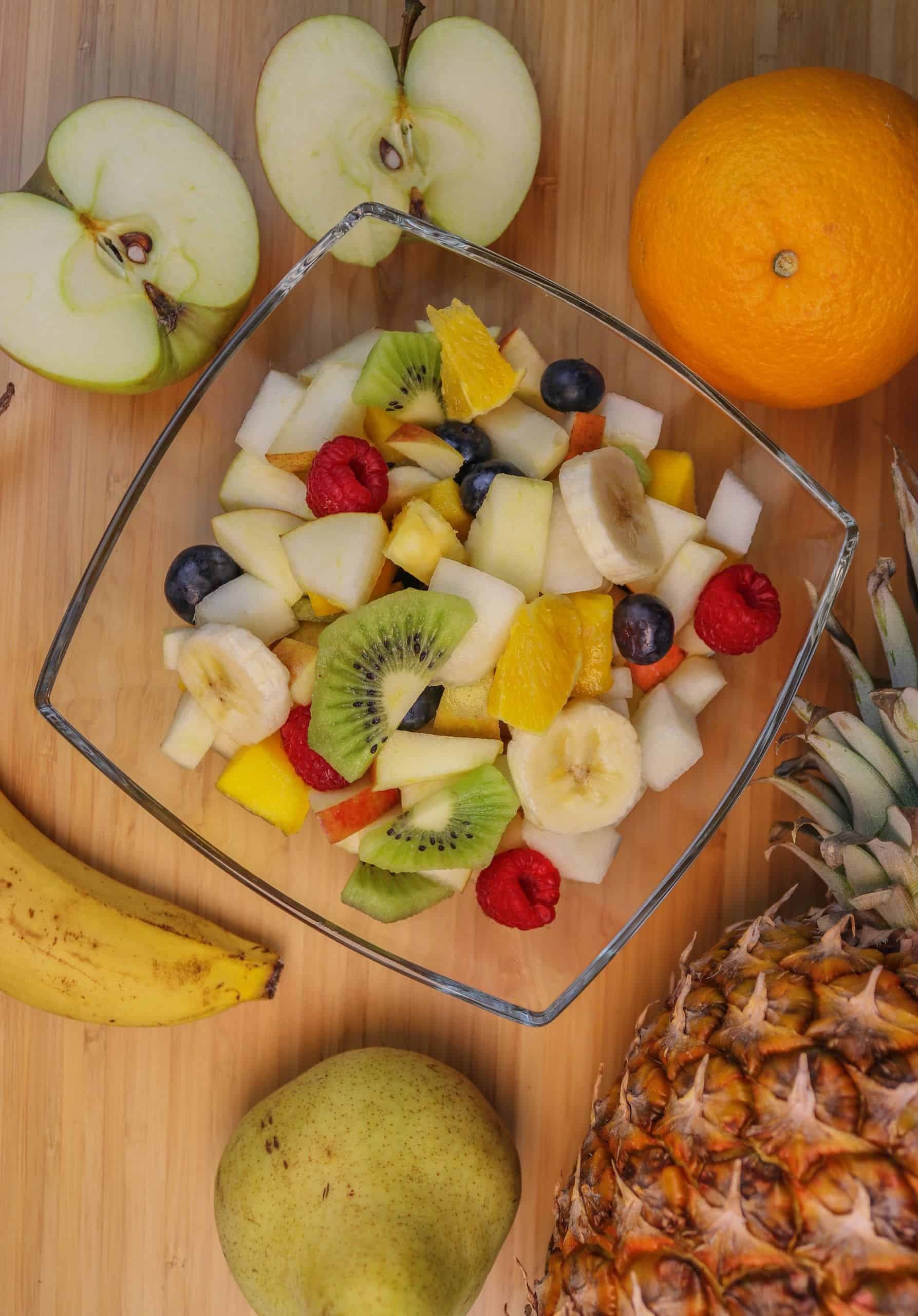 Obstsalat mit verschiedenen Sorten in einer Glasschüssel