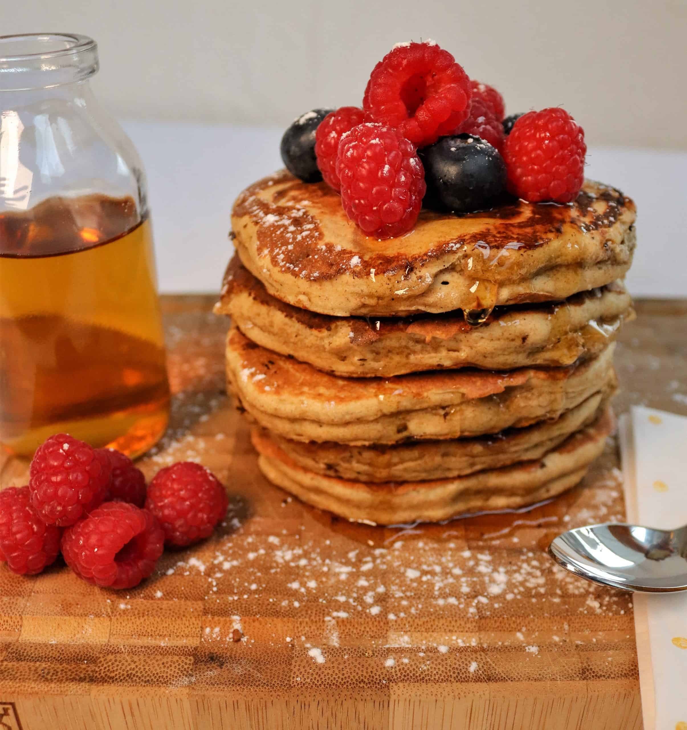 Bananen-Dinkel-Pancakes mit Früchten und Ahornsirup