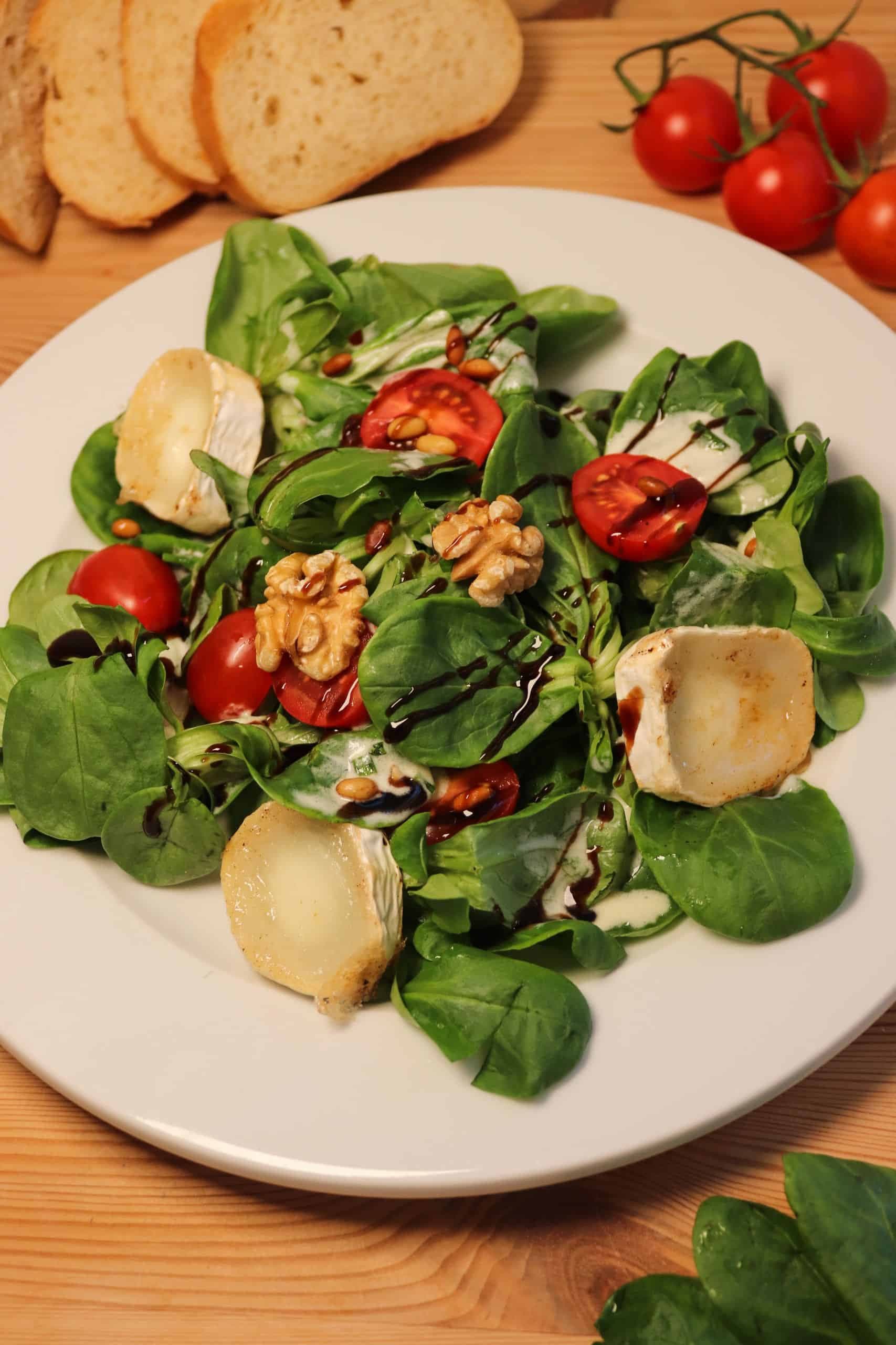 Feldsalat mit Ziegenkäse, Tomaten und Nüssen