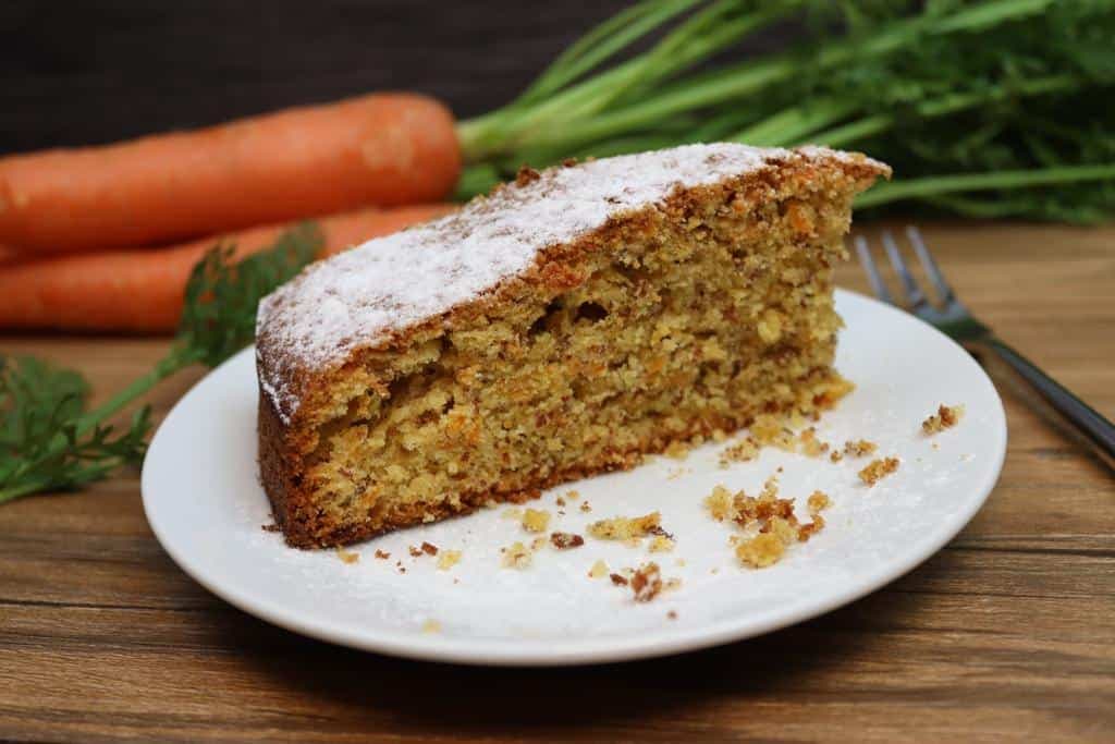 Karottenkuchen auf einem Teller