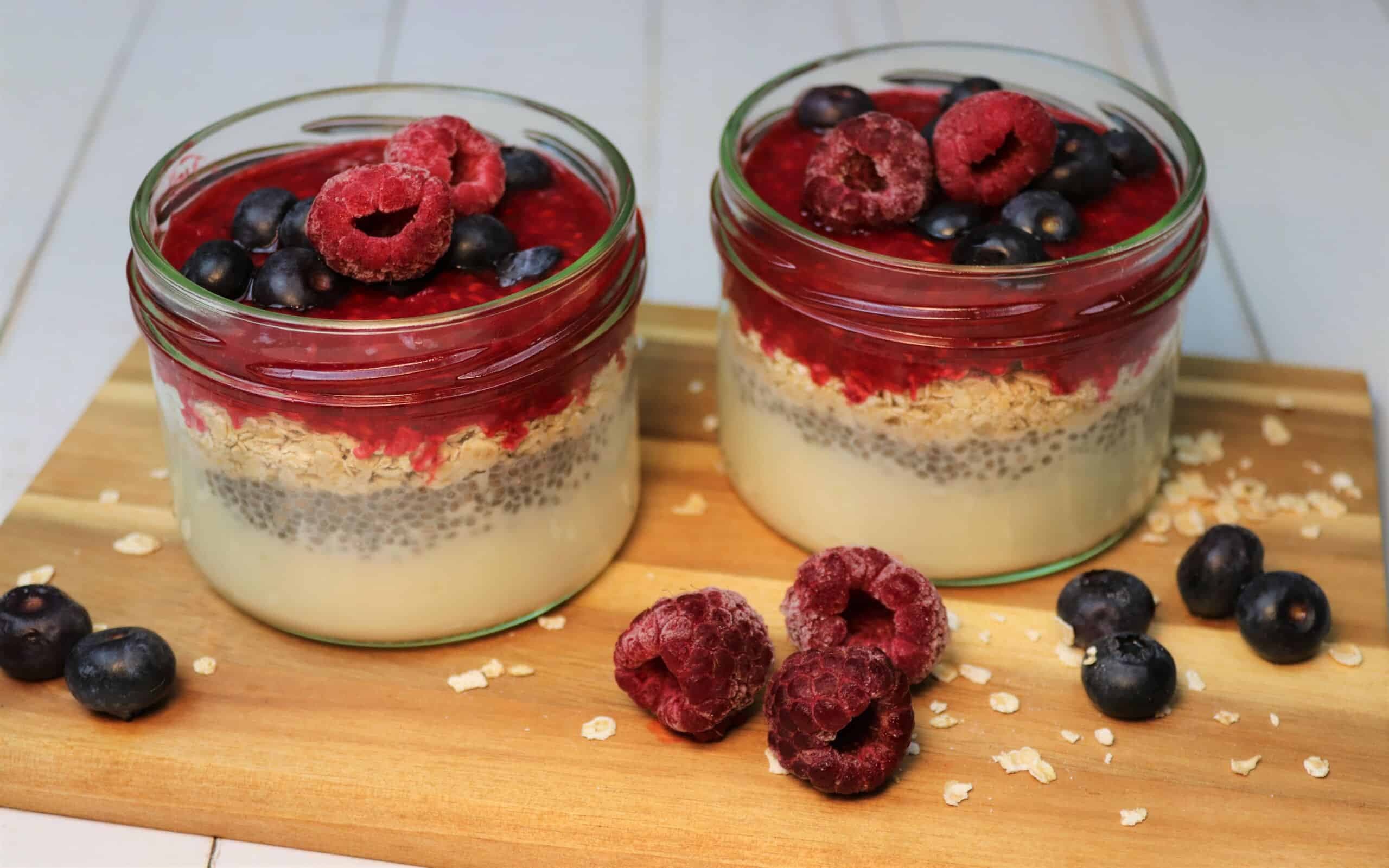 Overnight oats mit Chia, Beeren und Jogurt in einem Glas